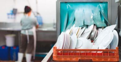 Lavado de platos: Empleos y beneficios para extranjeros